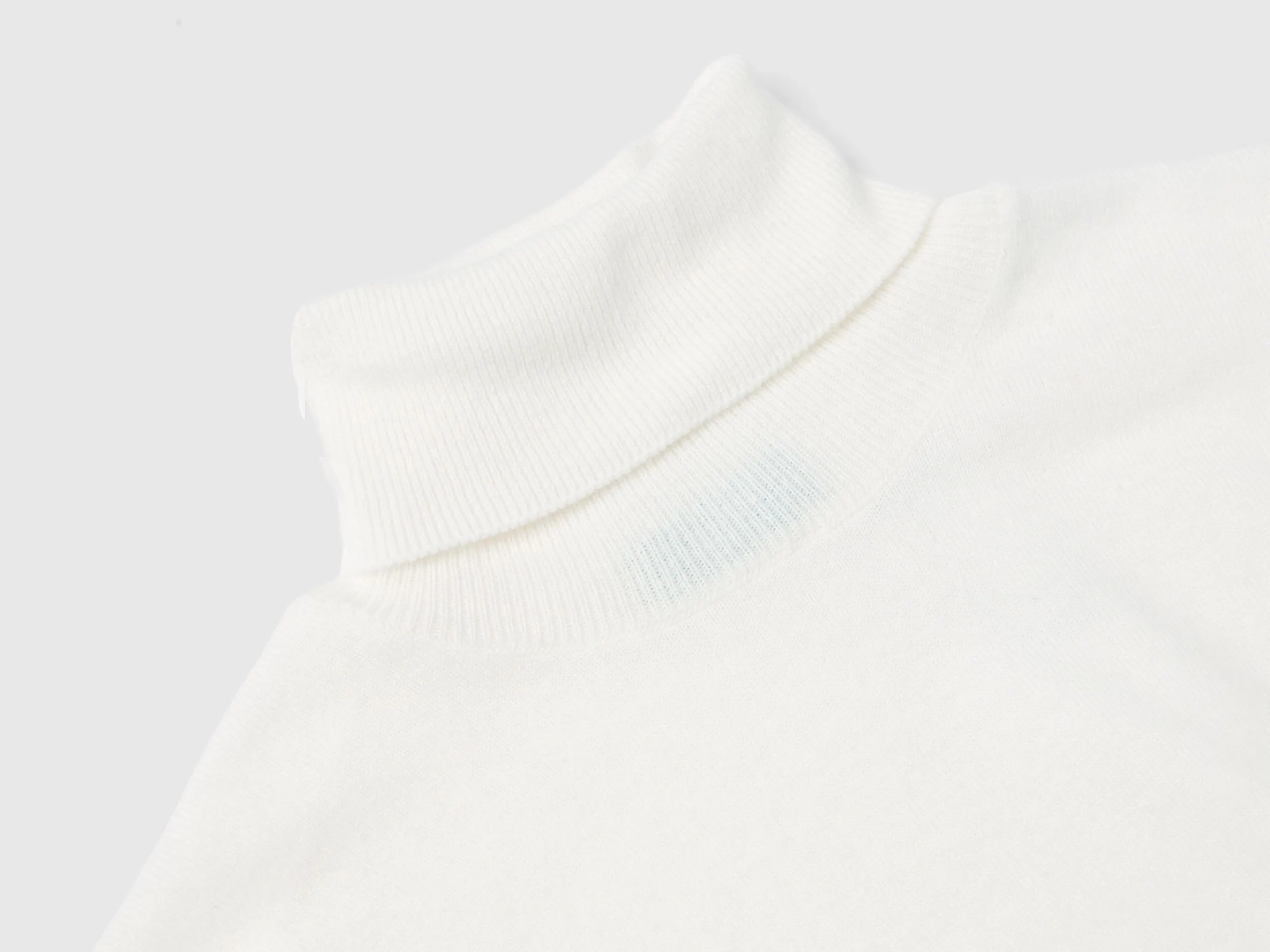 Cream white short sleeve turtleneck in cashmere blend - Creamy White | Benetton